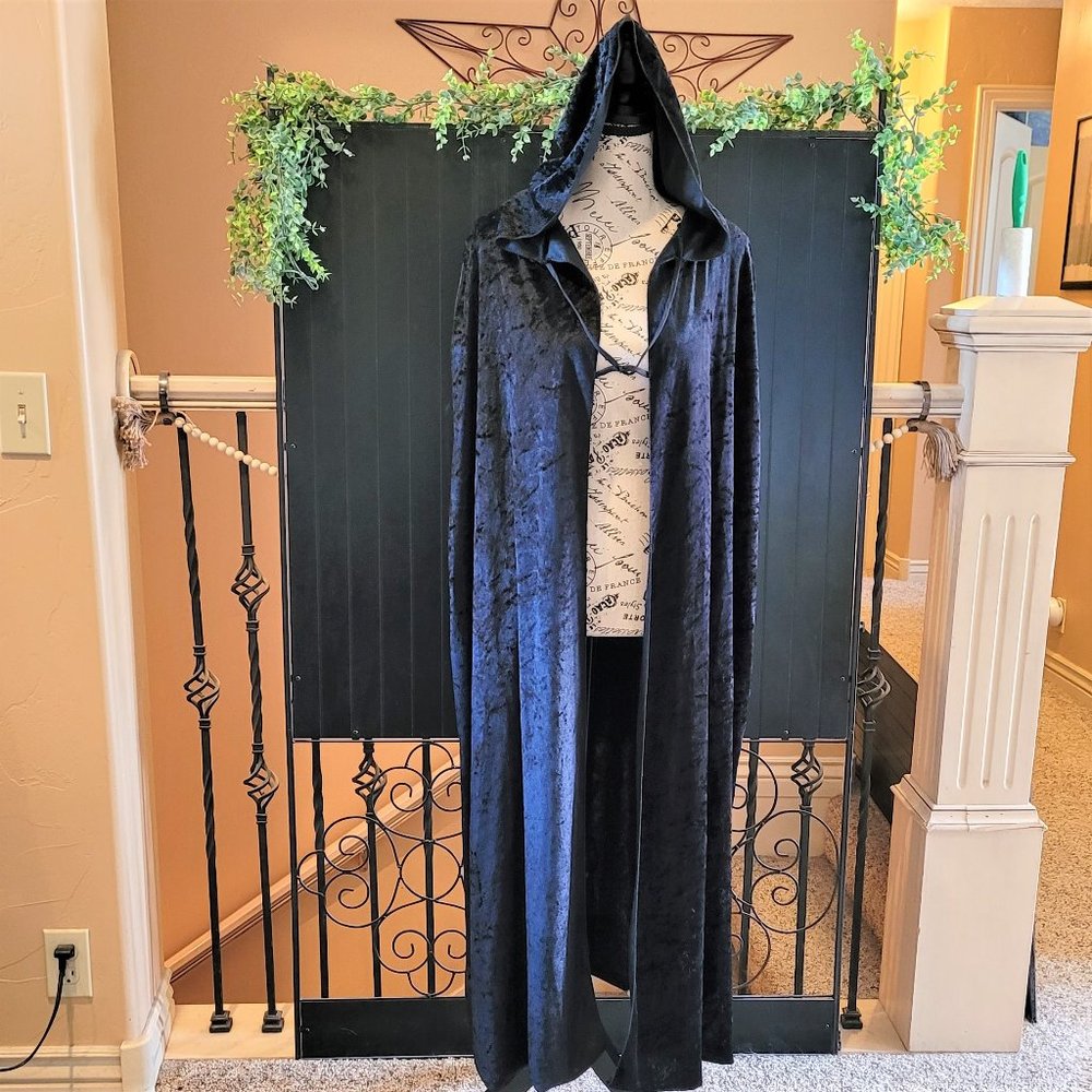 NWOT Adult Size Black Crushed Velvet Hooded Costume Cape
